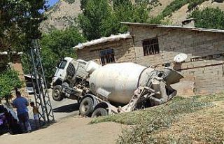 Hakkari’de beton mikseri ahırın üzerine yan yattı