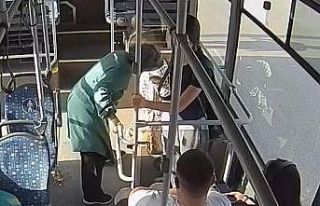 Halk otobüsü şoförü, fenalaşan yolcu için zamanla...