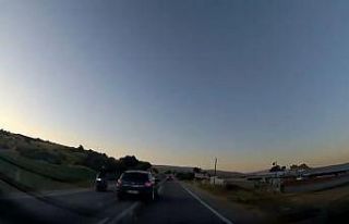 Hatalı sollama yapan otomobil motosikleti ezmekten...