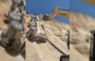 Hatay’da kum ocağında çalışan kamyon devrildi:...