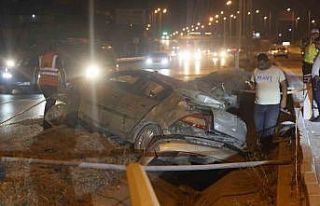 Hatay’da otomobil aydınlatma direğine çarptı:...