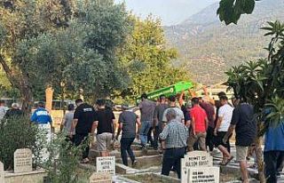 Havuza düşerek ölen minik Asil Kemal gözyaşlarıyla...