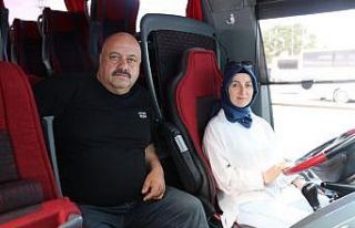 Hayalini gerçekleştirdi, kocası ile aynı otobüste...