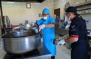 Her gün 600 kişiye sıcak yemek, 60 kişiye ücretsiz...