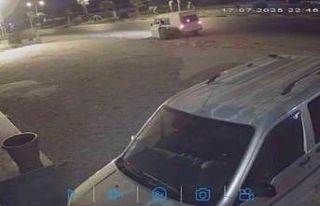 Hırsızların yol kenarında duran çöp konteynerini...