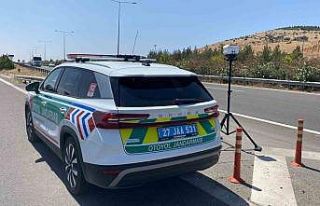 Hız sınırını aşan sürücülere ceza yağdı