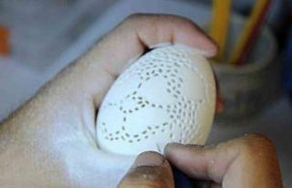 Hobi olarak başladı, yumurtanın kabuğuna sanat...