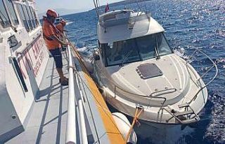 İçinde 9 kişi bulunan ve su alan tekne KIYEM ekiplerince...