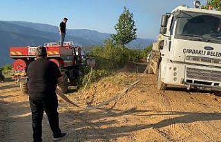 İki ilin sınırında çıkan orman yangınına ekiplerin...