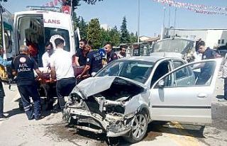 İki otomobil çarpıştı: 4 kişi yaralandı