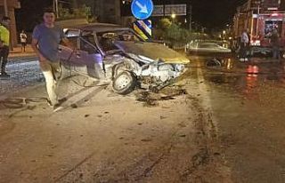 İki otomobil kafa kafaya çarpıştı: 1’i ağır...