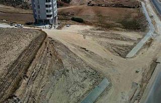 İlçede yıllardır bitmeyen yol vatandaşları isyan...