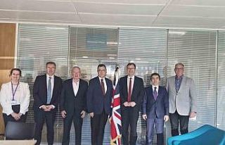 İngiliz Bakan, Assan Panel’in Suffolk’taki tesisini...