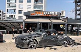 İnşaat alanında vinç devrildi, operatör mahsur...