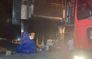 İş yerinde yangın paniği: Dumanlar apartmanı...