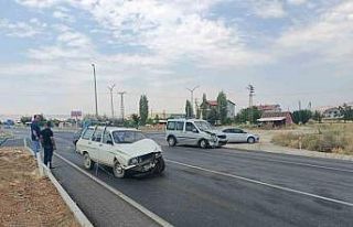 Isparta’da iki otomobil kavşakta çarpıştı:...