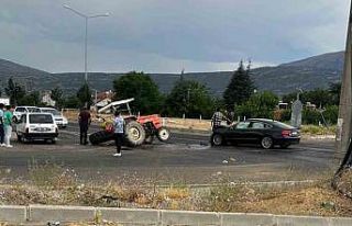 Isparta’da otomobil ile traktör çarpıştı: 2...
