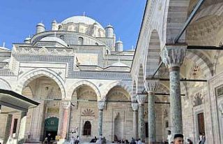 İstanbul sıcaktan bunalınca tarihi camilere sığındı