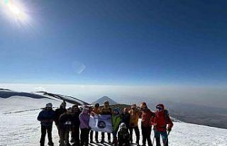 İstanbul’dan gelen dağcılar Ağrı Dağı’nın...
