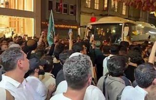 İstiklal Caddesi’nde toplanan grup, Leman dergisini...