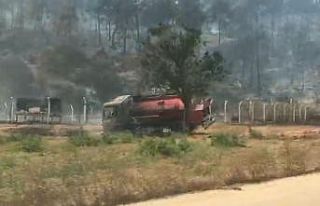 İtfaiyeciler alevlerin arasında kalmakta son anda...