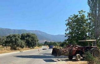 İzmir’de motosiklet ile traktör çarpıştı:...