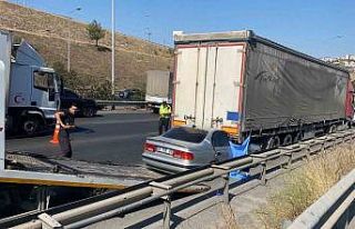İzmir’de otomobil tıra çarptı: 1 ölü, 1 ağır...