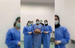 Kadın hastanın karnından 10 kiloluk kitle tespit...