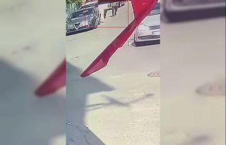 Kadının yere düşürdüğü altın bilekliğini...