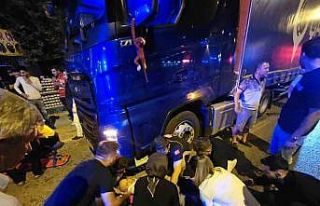 Kafası tırın altına girdi kaskı hayatını kurtardı