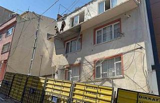 Kağıthane’de balkon çöktü, bina tedbir amaçlı...