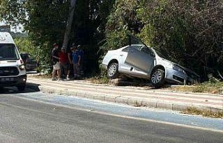 Kaldırıma çıkıp asılı kalan otomobildekiler...