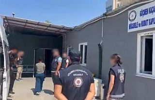 Kamerunlu göçmen kaçakçısı yurt dışına çıkarmaya...