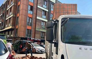 Kamyondan düşen tuğlalar yolu kapattı