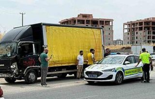 Kamyonet ile otomobil kafa kafaya çarpıştı: 2...