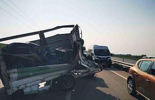 Kamyonet kamyona çarptı: 1 yaralı