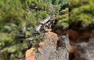 Kamyonet şarampole uçtu: 3 yaralı