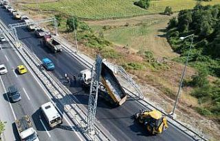 Kamyonun açık unutulan damperi yön levhasına çarptı
