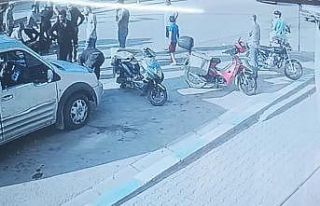 Kapıyı açmasıyla motosiklet sürücüsü yere...