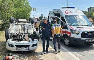 Kaputu açılan otomobile çarptı: Ters dönen aracın...