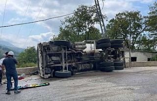 Karabük’te beton mikseri devrildi: 2 yaralı