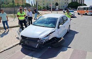 Karaman’da iki otomobil çarpıştı: 1’i çocuk...