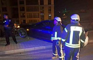 Karaman’da kontrolden çıkan otomobil demir bariyere...