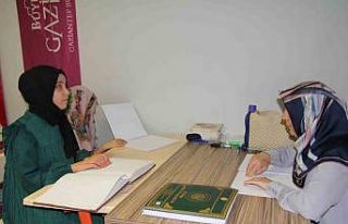 Karanlık dünyalarını Kur’an-ı Kerim ile aydınlatıyorlar