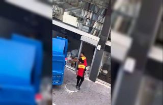 Kargo firması çalışanları kolileri kamyona fırlatarak...
