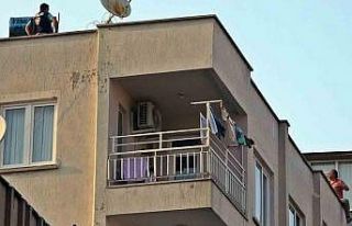 Karısına kızıp çatıya çıktı, itfaiye erlerine...
