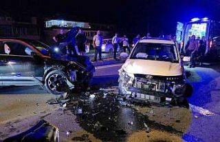 Karşı şeride geçen cip başka bir cipe çarptı:...