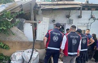 Kars’ta odunlukta çıkan yangın itfaiye ekiplerince...