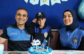 Kars’ta polis olmak isteyen çocuğa, polislerden...