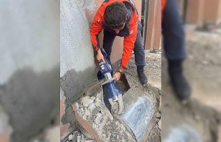 Kars’ta soba bacasına düşen yavru köpekler kurtarıldı